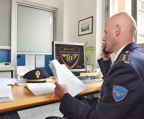 Finti poliziotti che controllano documenti