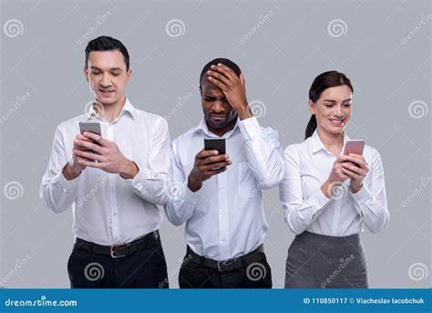 Uomini che chattano sui loro telefoni