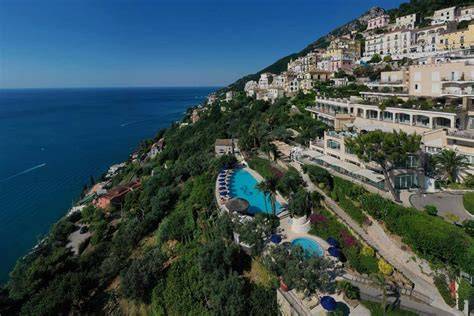 Vista panoramica dell'Hotel Raito sulla Costiera Amalfitana