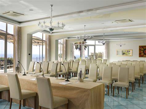 Interno di una sala eventi dell'Hotel Raito con vista mare