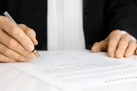 Rappresentazione grafica di un contratto con una penna che firma e un segno di spunta