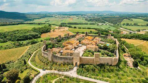 Antico borgo italiano con mura in pietra