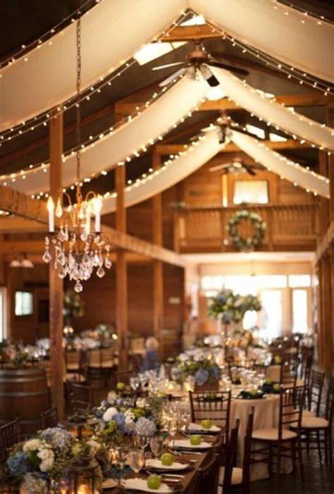 Interno di Sweeney Barn con decorazioni nuziali