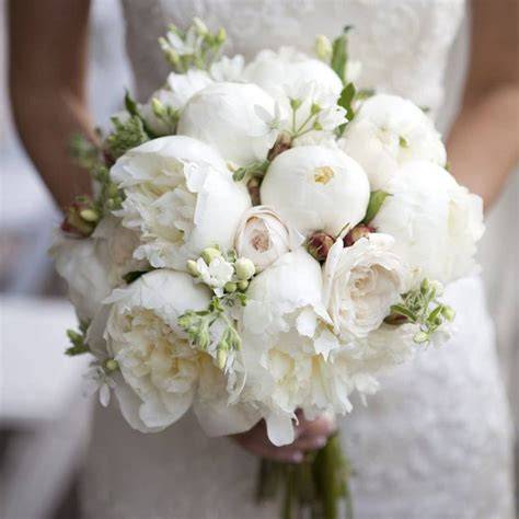 Bouquet di anemoni e peonie
