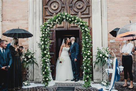 Arco nuziale in stile nautico con fiori di seta