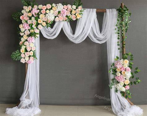 Arco nuziale decorato con tulle e fiori di seta