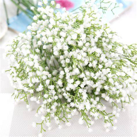 Composizione floreale di gypsophila bianca