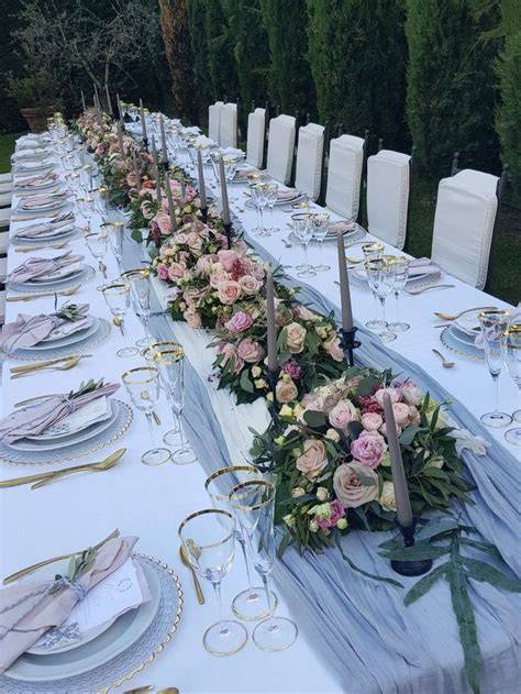 Centrotavola con gypsophila su tavolo imperiale