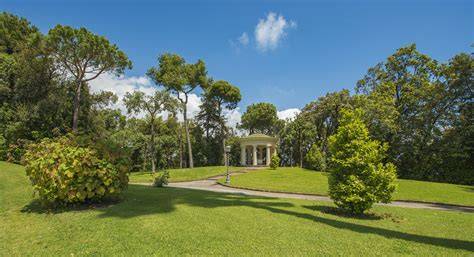 Parco di Villa Rosebery con pini secolari e cipressi monumentali