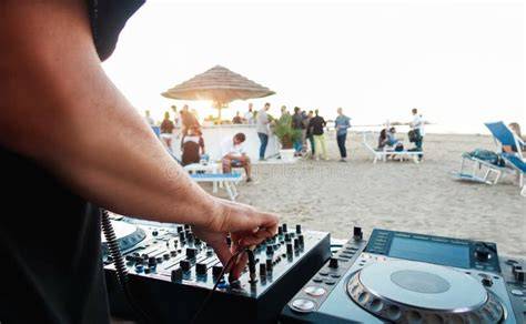 DJ che mixa musica in una festa di matrimonio