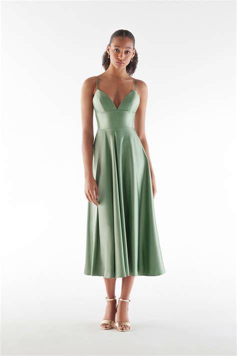 Abito da damigella verde menta chiaro, modello sobrio ed elegante