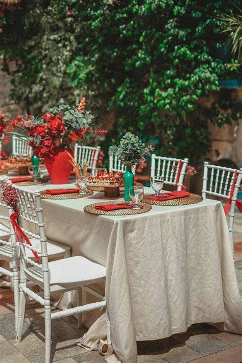 allestimento sedie con fiori rossi