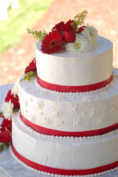 torta nuziale decorata con fiori rossi