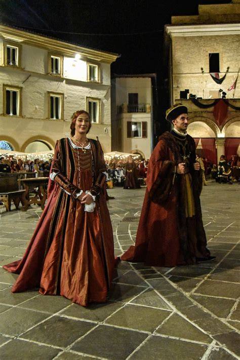 Il corteo storico di Prato con figuranti in abiti medievali