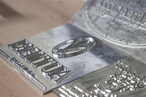 Esempio di stampa a caldo (foil) su carta scura