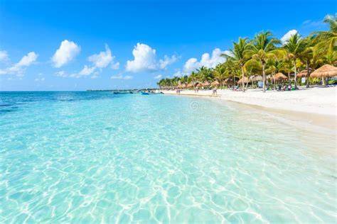 Vista panoramica della spiaggia di Akumal con il resort