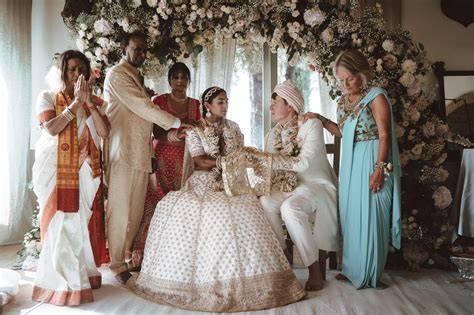 matrimonio indiano con sposa e albero