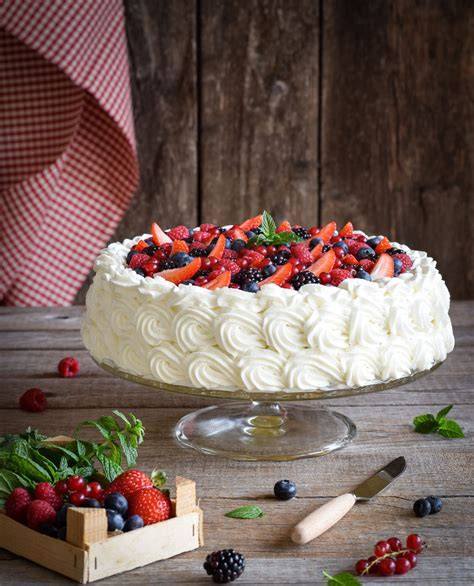Torta nuziale meringata con frutti di bosco