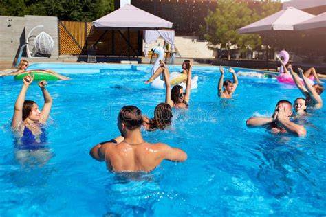 Gruppo di amiche che ballano in piscina