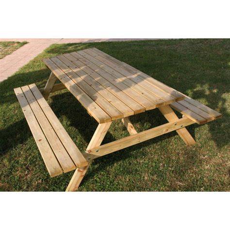 Tavolo da picnic apparecchiato in un parco