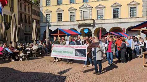 Manifestanti del settore wedding in piazza