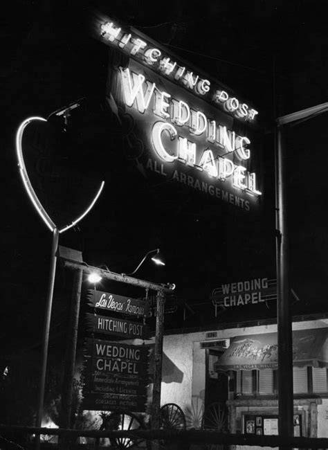 Coppia che si sposa in una cappella di Las Vegas