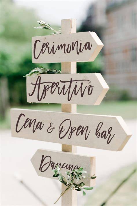 Cartelli in legno con frecce per matrimonio