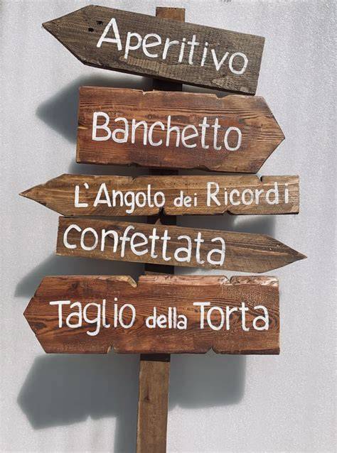 Esempi di allestimenti con cartelli freccia per matrimonio