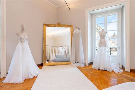 Vetrina di un atelier di abiti da sposa di lusso