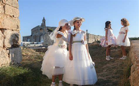 dettagli di abiti da damigella per bambine