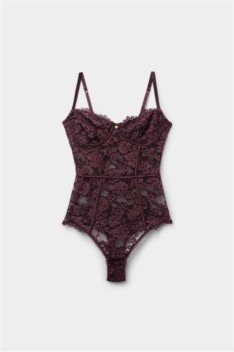 Catalogo di body intimi da donna in vari colori e modelli.