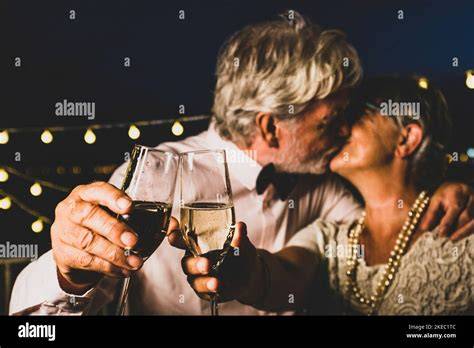 Coppia che brinda con champagne