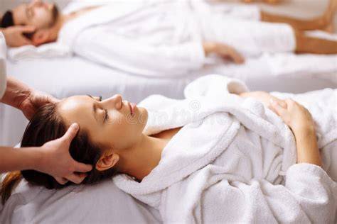 Coppia che si gode un massaggio rilassante in un ambiente SPA