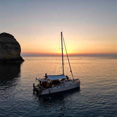 Catamarano da festa al tramonto in Algarve