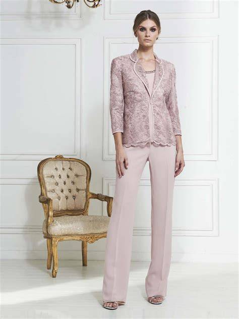 Donna elegante in tailleur da cerimonia