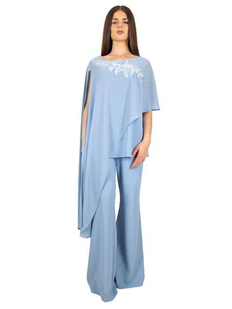 Donna in elegante completo pantalone da cerimonia