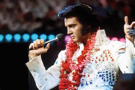 Imitazione di Elvis Presley che officia una cerimonia nuziale a Las Vegas