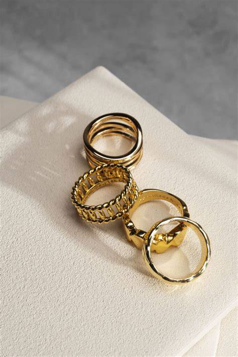Anelli di diverse tonalità d'oro