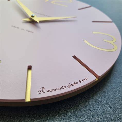 Infografica che illustra le opzioni di personalizzazione degli orologi da parete