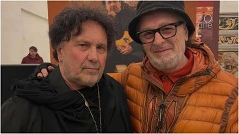 Foto di famiglia di Enzo Avitabile con le figlie e i nipoti