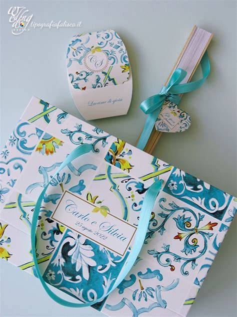 Esempi di wedding bag personalizzate con diversi colori e temi