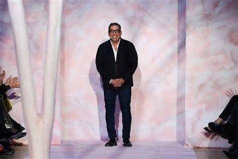 Guillermo Mariotto al lavoro su un abito da sposa