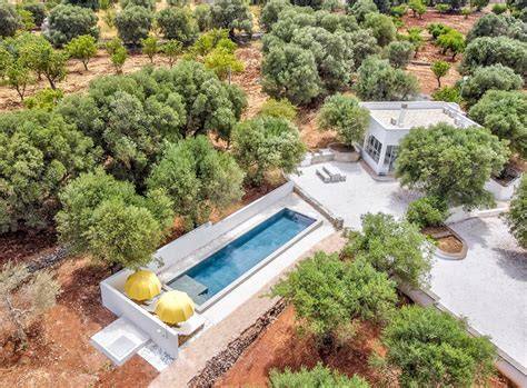 Vista aerea di una masseria pugliese con piscina e ulivi