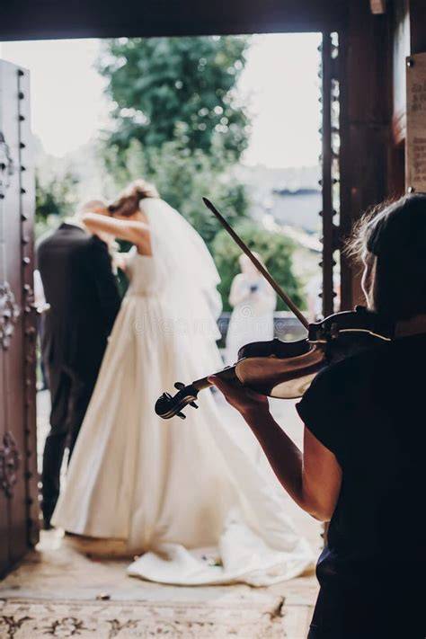 illustrazione di un musicista che suona il violino a un matrimonio