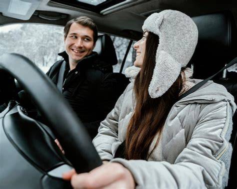 Coppia felice durante un viaggio