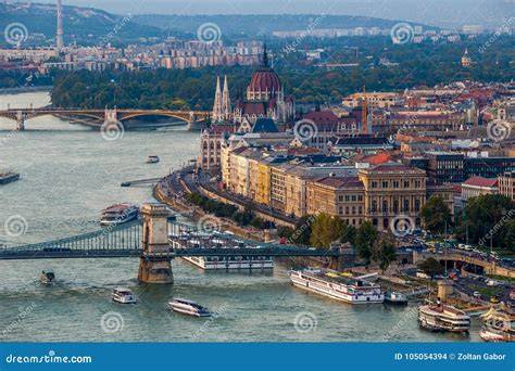 Vista panoramica di Budapest con il Parlamento e il Ponte delle Catene