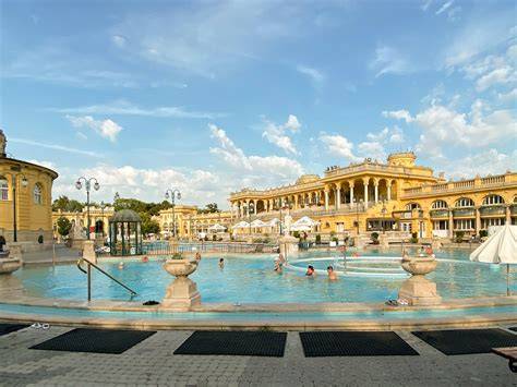 Persone che si rilassano alle Terme Széchenyi