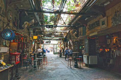 Interno di uno dei famosi ruin bar di Budapest