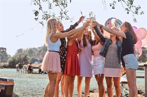 Gruppo di amiche che fanno un corso di cocktail