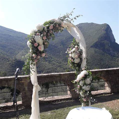 Arco floreale rustico con fiori di campo